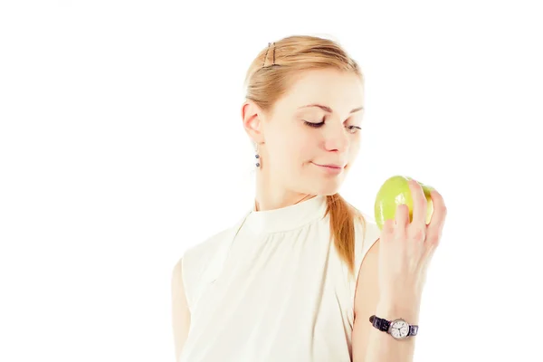 Femme d'affaires souriante avec pomme verte — Photo