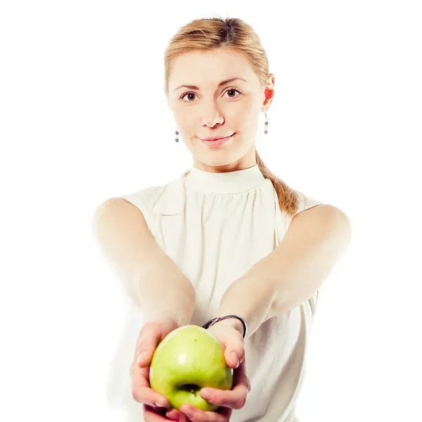 Yeşil elma ile gülümseyen iş kadını — Stok fotoğraf