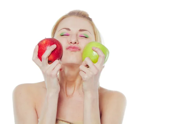 Hermosa mujer con manzanas verdes y rojas — Foto de Stock