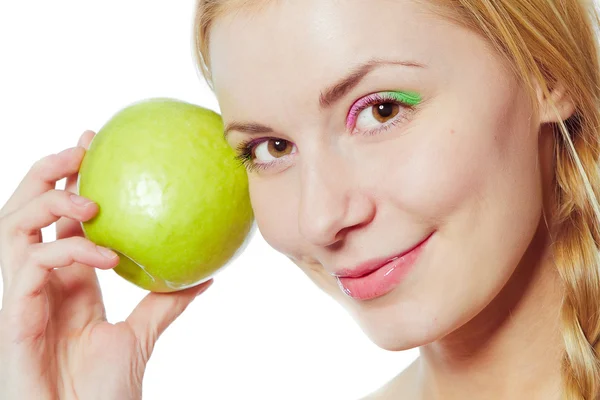 Femme d'affaires souriante avec pomme verte — Photo