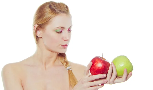 Belle femme aux pommes vertes et rouges — Photo