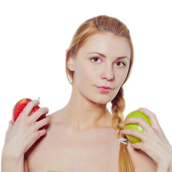 Yeşil ve Kırmızı elma ile güzel bir kadın — Stok fotoğraf