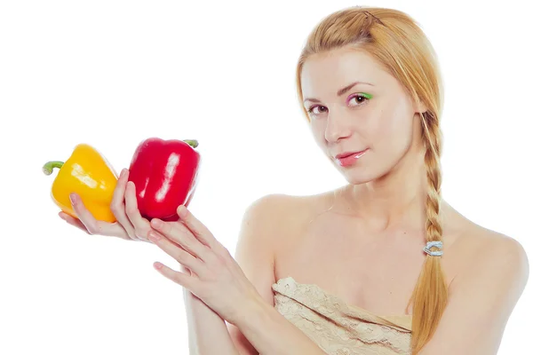 Mujer con pimientos amarillos y rojos — Foto de Stock