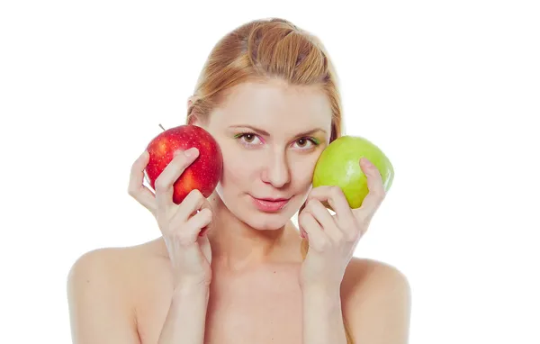Krásná žena s zelená a červená jablka — Stock fotografie