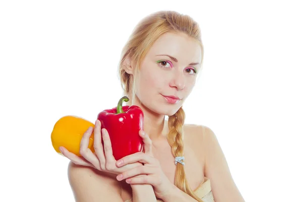 Mujer con pimientos amarillos y rojos — Foto de Stock