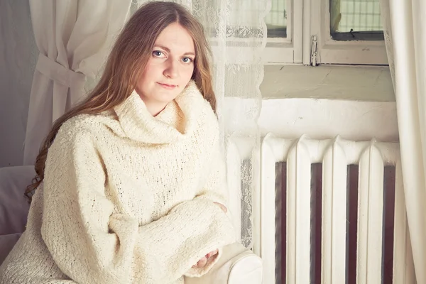 Zwangere vrouw zittend op de bank — Stockfoto