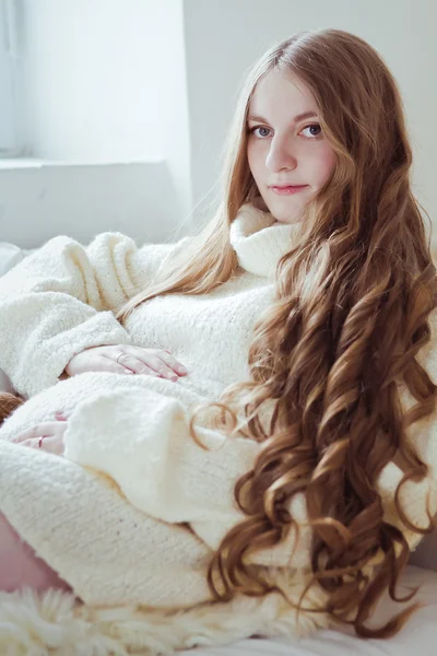 Zwangere vrouw zittend op de bank — Stockfoto