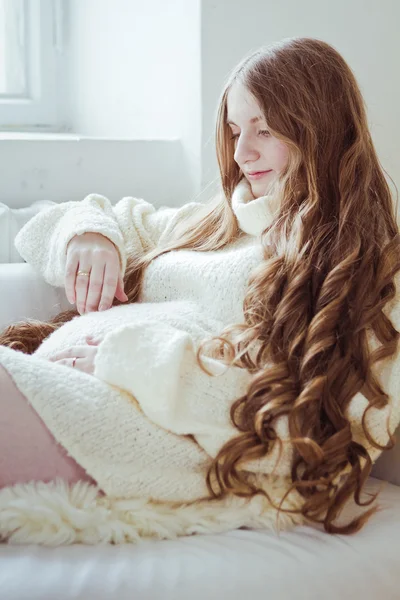 소파에 앉아 있는 임산부 — 스톡 사진