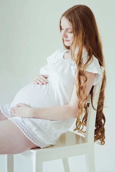 Schwangere sitzt auf Stuhl — Stockfoto