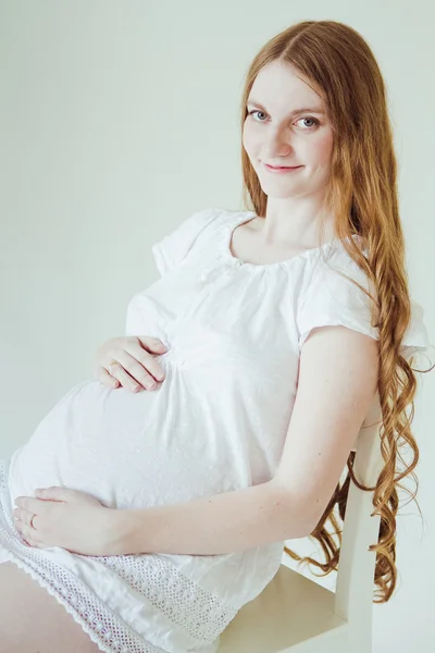 Schwangere sitzt auf Stuhl — Stockfoto