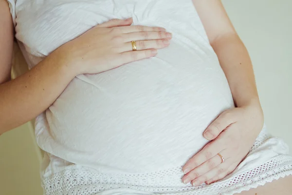 Беременная женщина сидит на стуле — стоковое фото