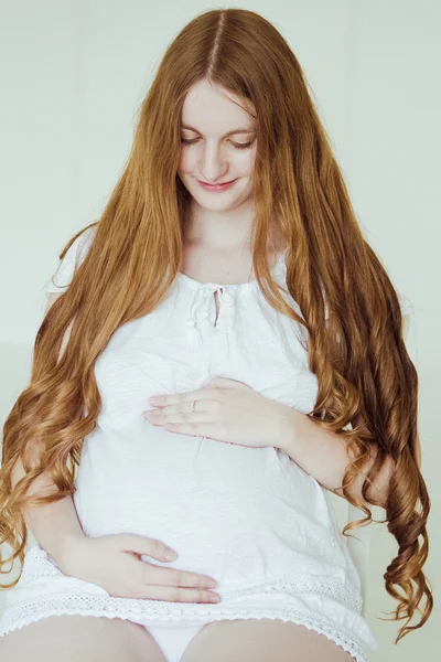 Pregnant woman sitting on chair — Stock Photo, Image