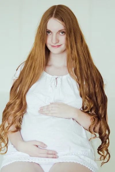 Pregnant woman sitting on chair — Stock Photo, Image