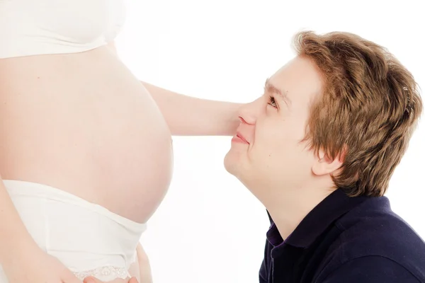 Hombre con su esposa embarazada —  Fotos de Stock