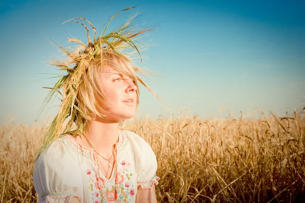 밀밭에 젊은 여자의 이미지 — 스톡 사진
