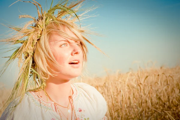 Immagine di una giovane donna sul campo di grano — Foto Stock