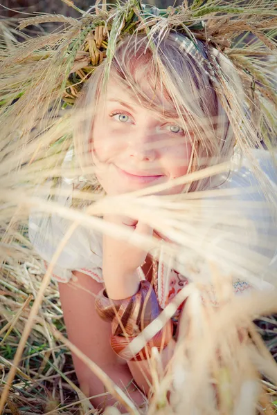 Bilden av ung kvinna på vete fält — Stockfoto