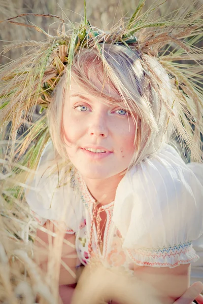 Imagen de una joven en el campo de trigo —  Fotos de Stock