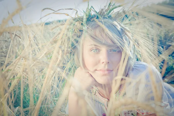 Imagem da jovem mulher no campo de trigo — Fotografia de Stock