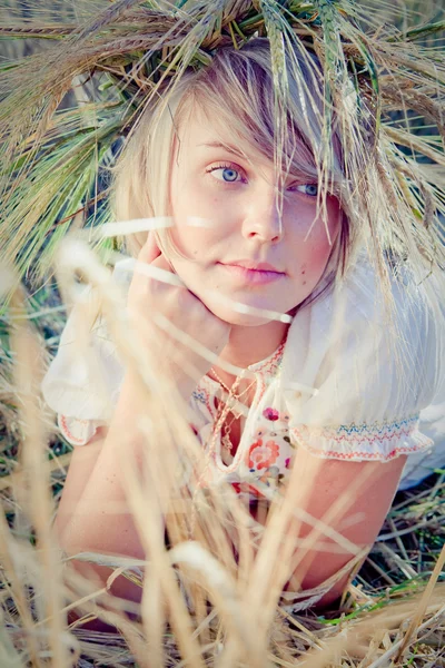 Immagine di una giovane donna sul campo di grano — Foto Stock