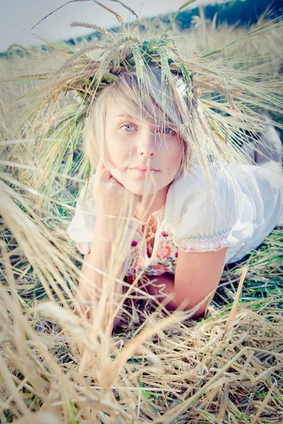 Immagine di una giovane donna sul campo di grano — Foto Stock