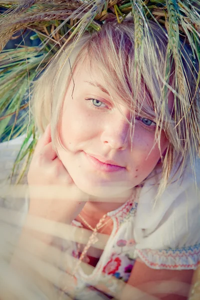 Immagine di una giovane donna sul campo di grano — Foto Stock