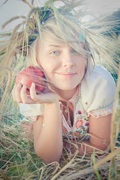 Afbeelding van jonge vrouw op tarweveld — Stockfoto