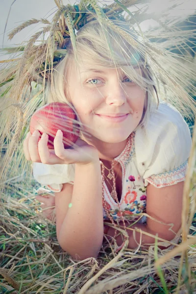 Bilden av ung kvinna på vete fält — Stockfoto