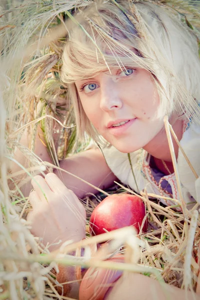 Bild einer jungen Frau auf einem Weizenfeld — Stockfoto