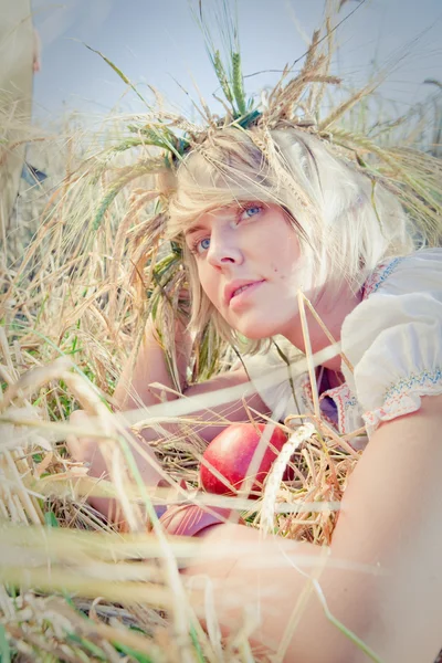 Immagine di una giovane donna sul campo di grano — Foto Stock