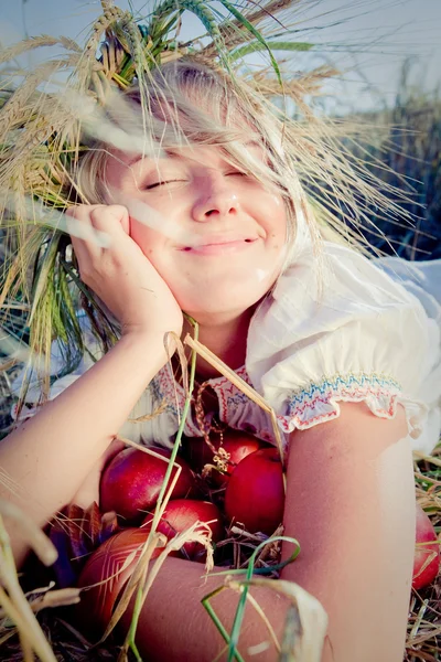 Immagine di una giovane donna sul campo di grano — Foto Stock