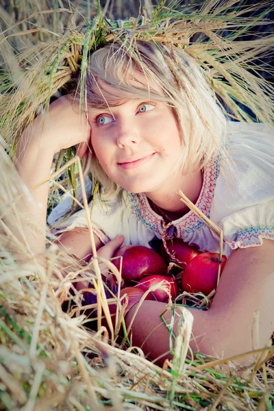 Image d'une jeune femme sur un champ de blé — Photo