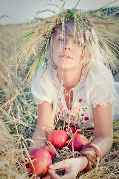 Immagine di una giovane donna sul campo di grano — Foto Stock