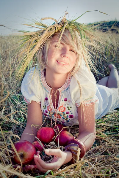 Immagine di una giovane donna sul campo di grano — Foto Stock