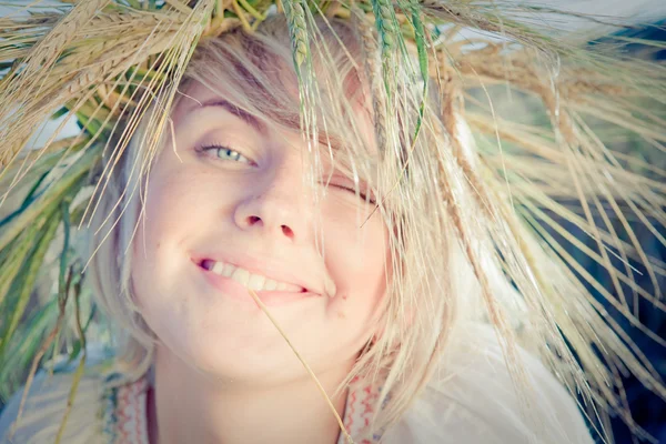 Buğday alanında genç kadın resim — Stok fotoğraf