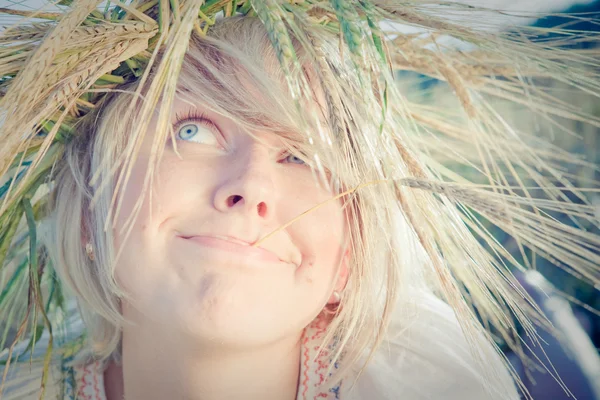 Image d'une jeune femme sur un champ de blé — Photo