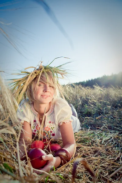 Imagem da jovem mulher no campo de trigo — Fotografia de Stock