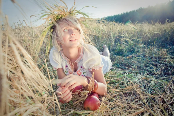 Immagine di una giovane donna sul campo di grano — Foto Stock