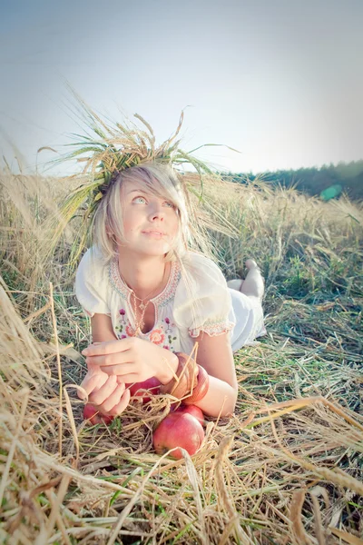 Fiatal nő a búzamező képe — Stock Fotó
