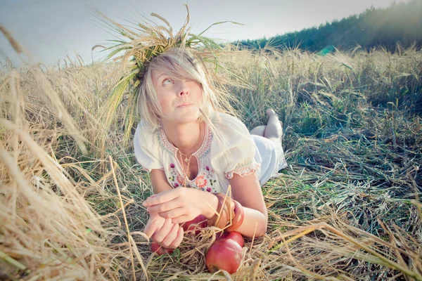 Imagem da jovem mulher no campo de trigo — Fotografia de Stock