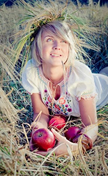 Bilden av ung kvinna på vete fält — Stockfoto