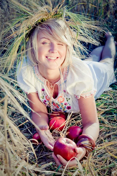 Imagem da jovem mulher no campo de trigo — Fotografia de Stock