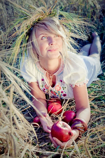 Image d'une jeune femme sur un champ de blé — Photo