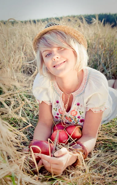 Obraz mladé ženy na pšeničné pole — Stock fotografie