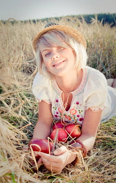 Imagem da jovem mulher no campo de trigo — Fotografia de Stock