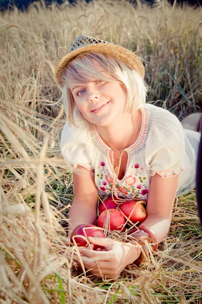 Wizerunek młodej kobiety na polu pszenicy — Zdjęcie stockowe