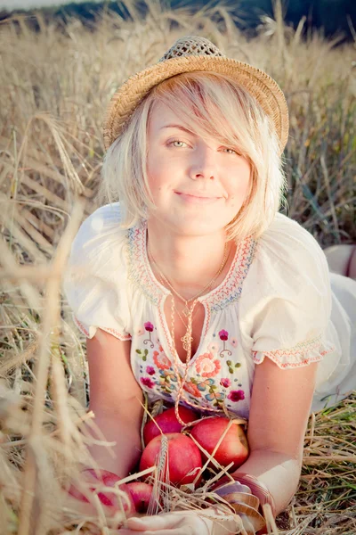 Imagem da jovem mulher no campo de trigo — Fotografia de Stock