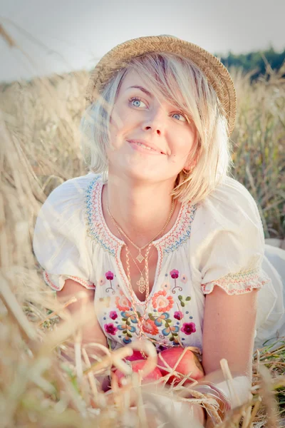 Image d'une jeune femme sur un champ de blé — Photo