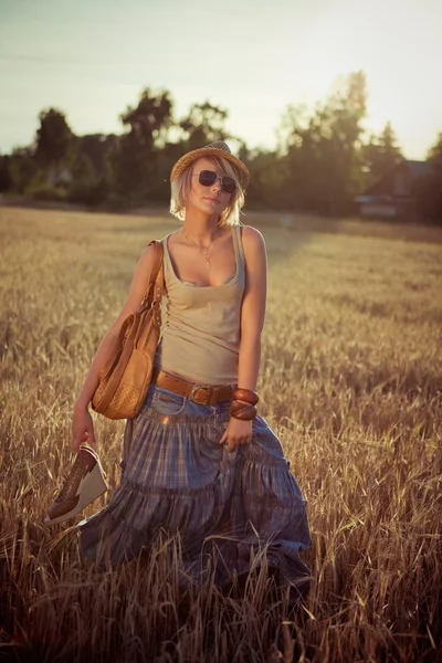 Image d'une jeune femme sur un champ de blé — Photo