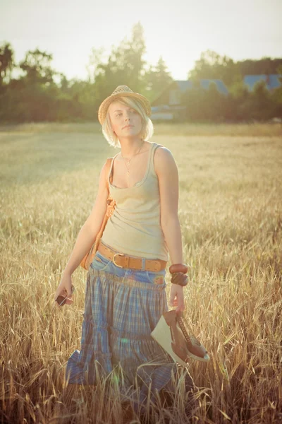 Imagen de una joven en el campo de trigo — Foto de Stock